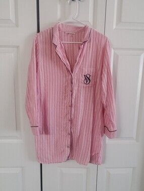 VICTORIA SECRET PINK WHITE STRIPES LONG SLEEVE NIGHT GOWN SHIRT. XS. BUTTON UP